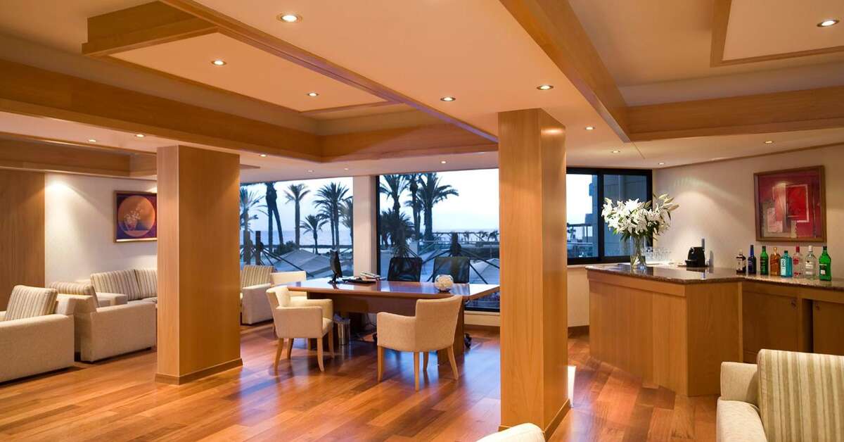 Een foto van het interieur van Constantinou Bros Asimina Suites Hotel