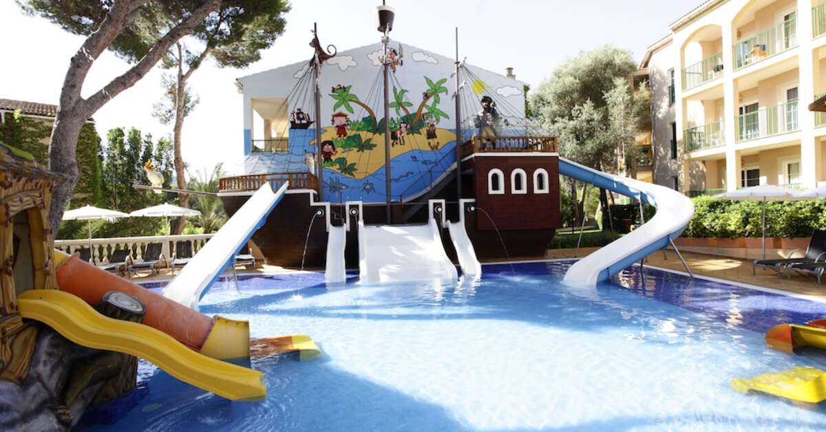 Een foto van het zwembad bij Hotel Zafiro Cala Mesquida