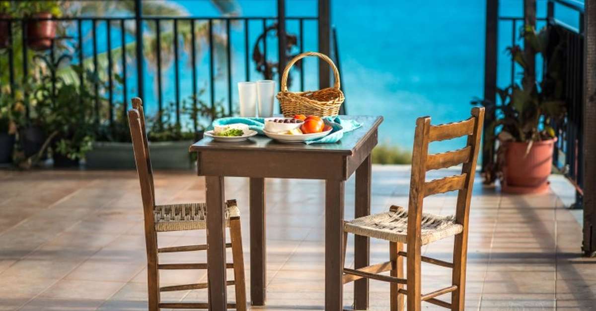 Een foto van het terras bij Pension Limni