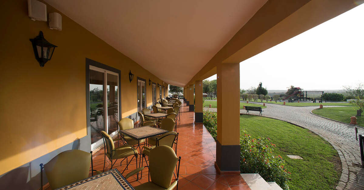 Een foto van het terras bij Vila Gale Alentejo Vineyards