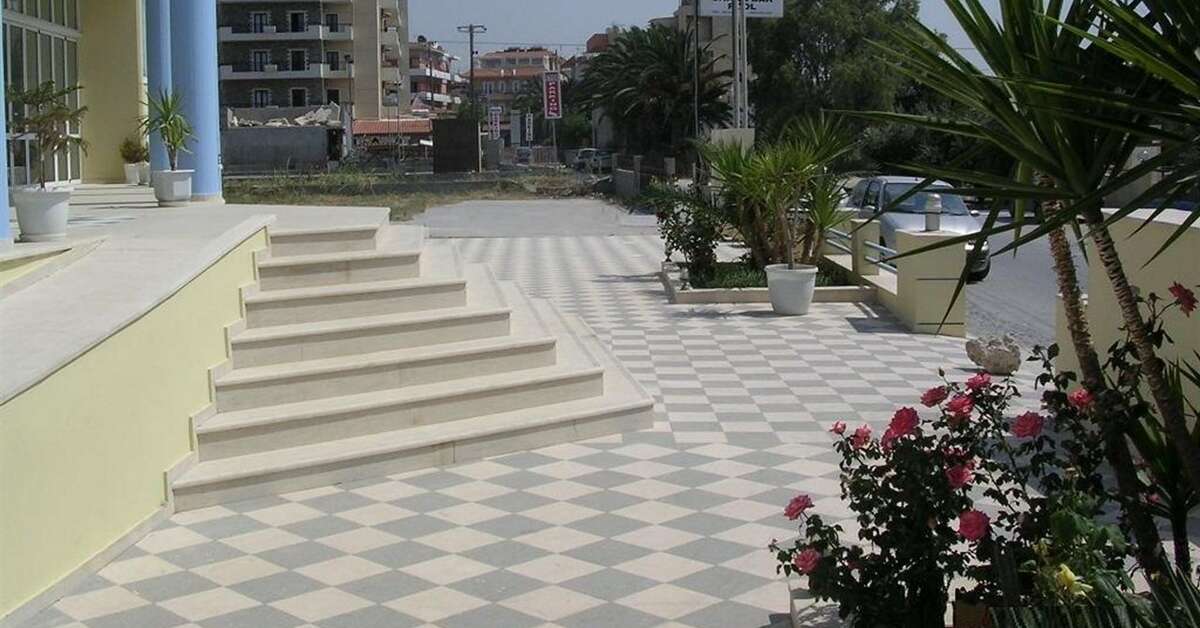Ein Foto von der Außenansicht des Hotel Eleni Palace