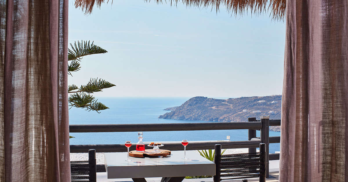Een foto van het terras bij Myconian Utopia Relais & Chateaux