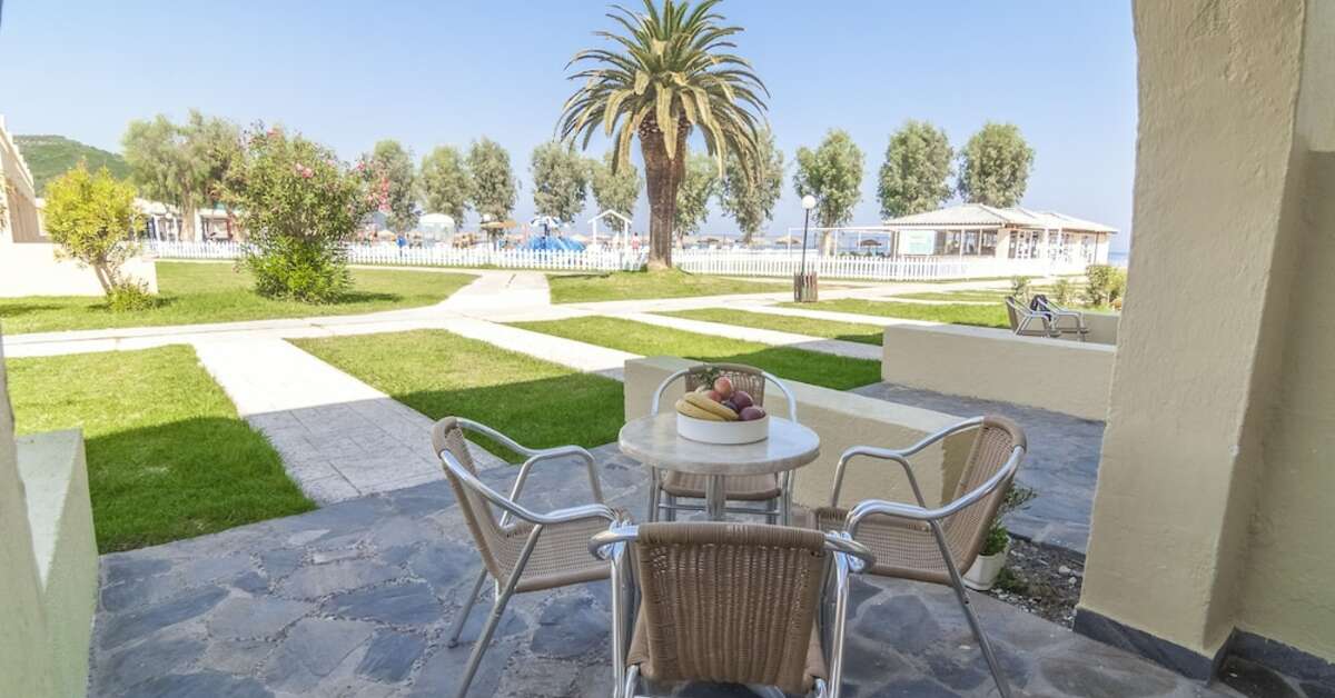 Een foto van het terras bij Canvas by Mitsis Messonghi
