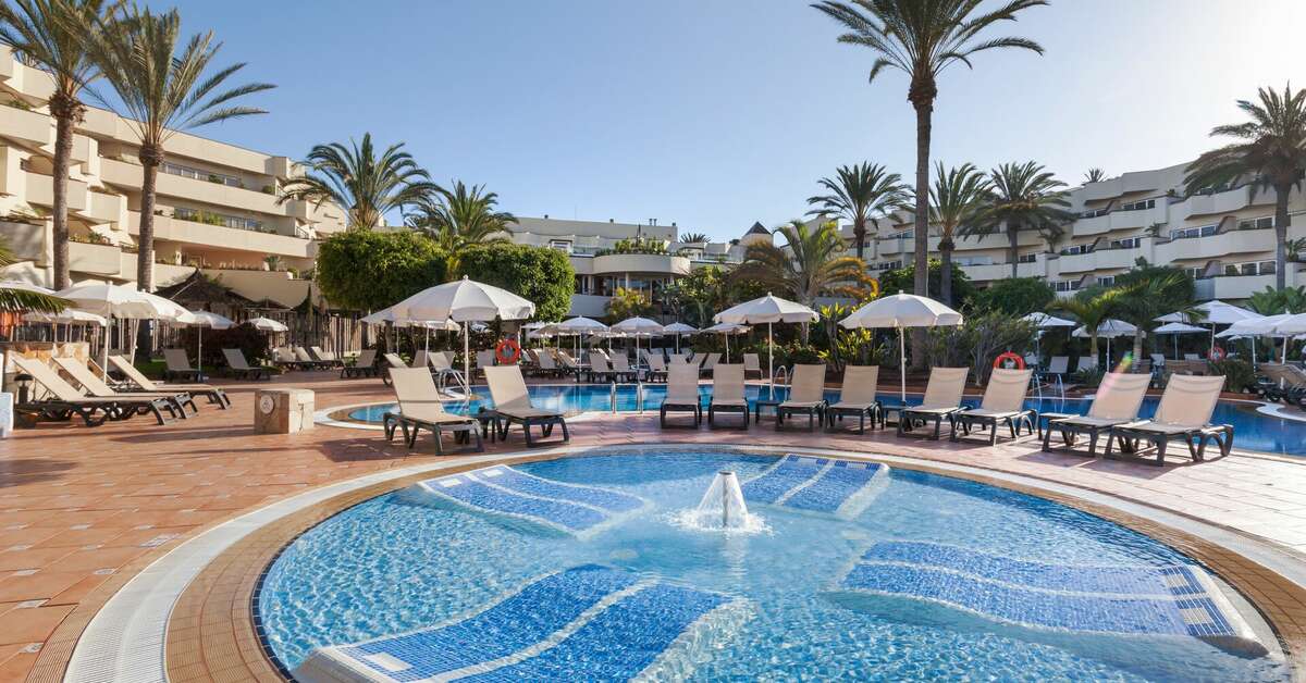 Een foto van het zwembad bij Barcelo Corralejo Bay