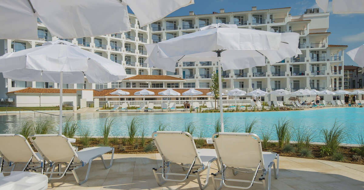 Een foto van het zwembad bij Sunrise Blue Magic Resort