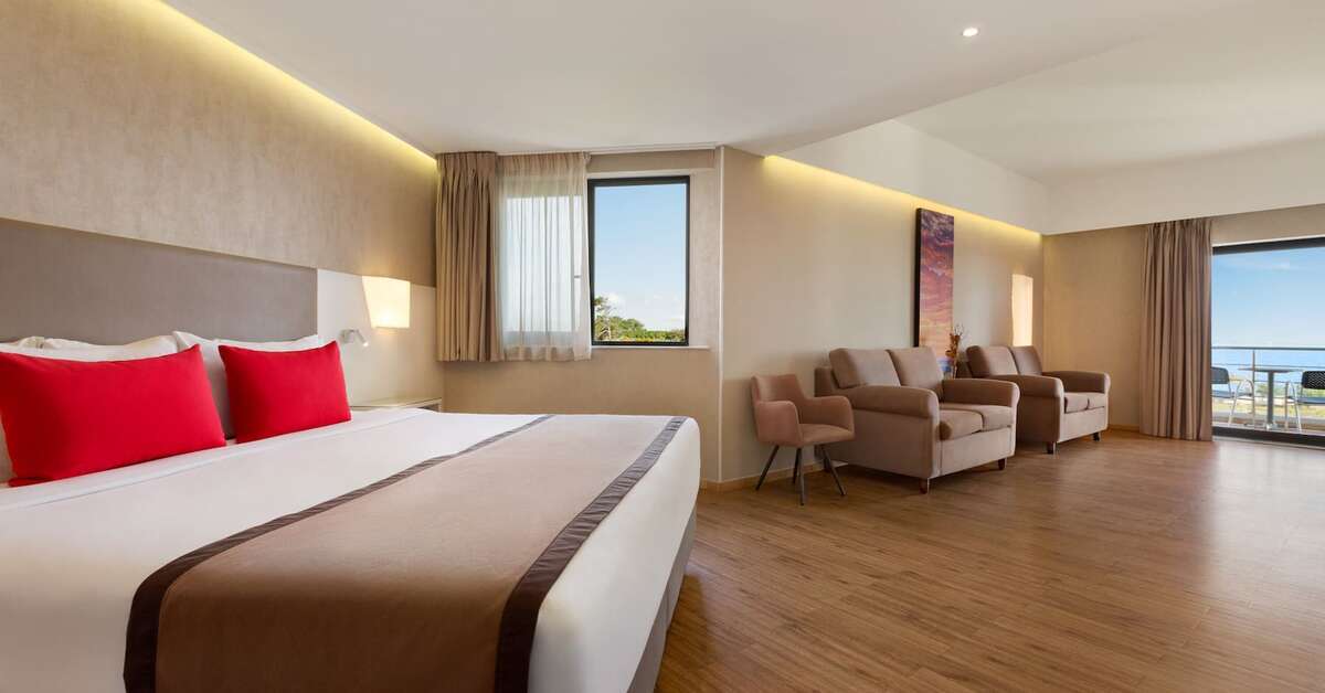Ein Foto Ramada Plaza by Wyndham Thraki