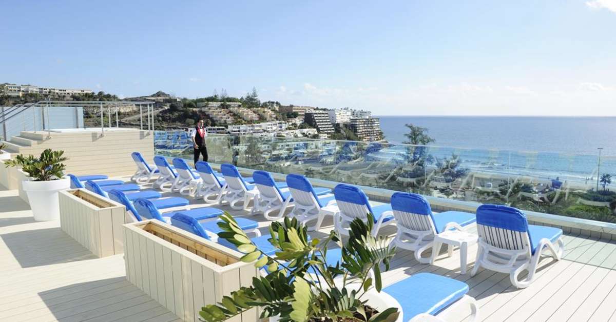Een foto van het terras bij Bull Hotel Costa Canaria & Spa