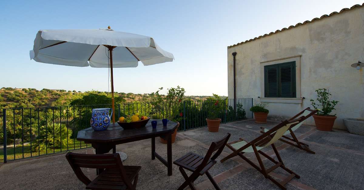 Een foto van het terras bij Relais Parco Cavalonga