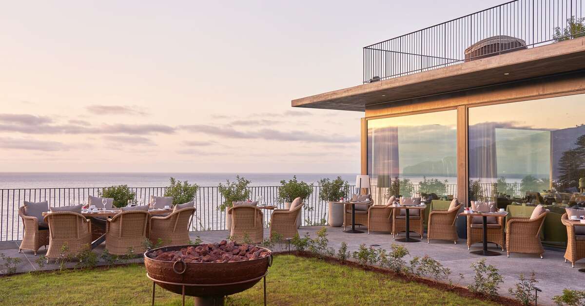 Ein Foto von der Außenansicht des Les Suites at The Cliff Bay