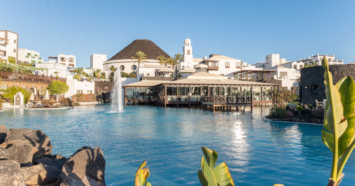 Een foto van het zwembad bij Hotel Livvo Volcan Lanzarote