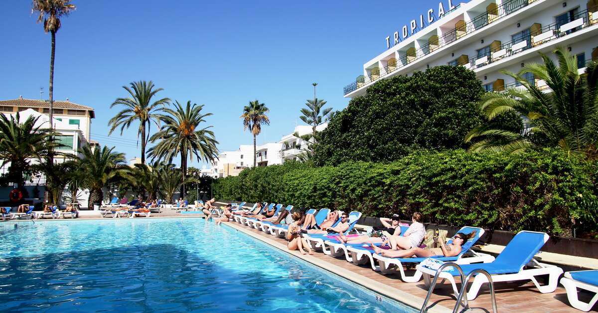 Ein Foto vom Pool im Hotel Tropical Ibiza