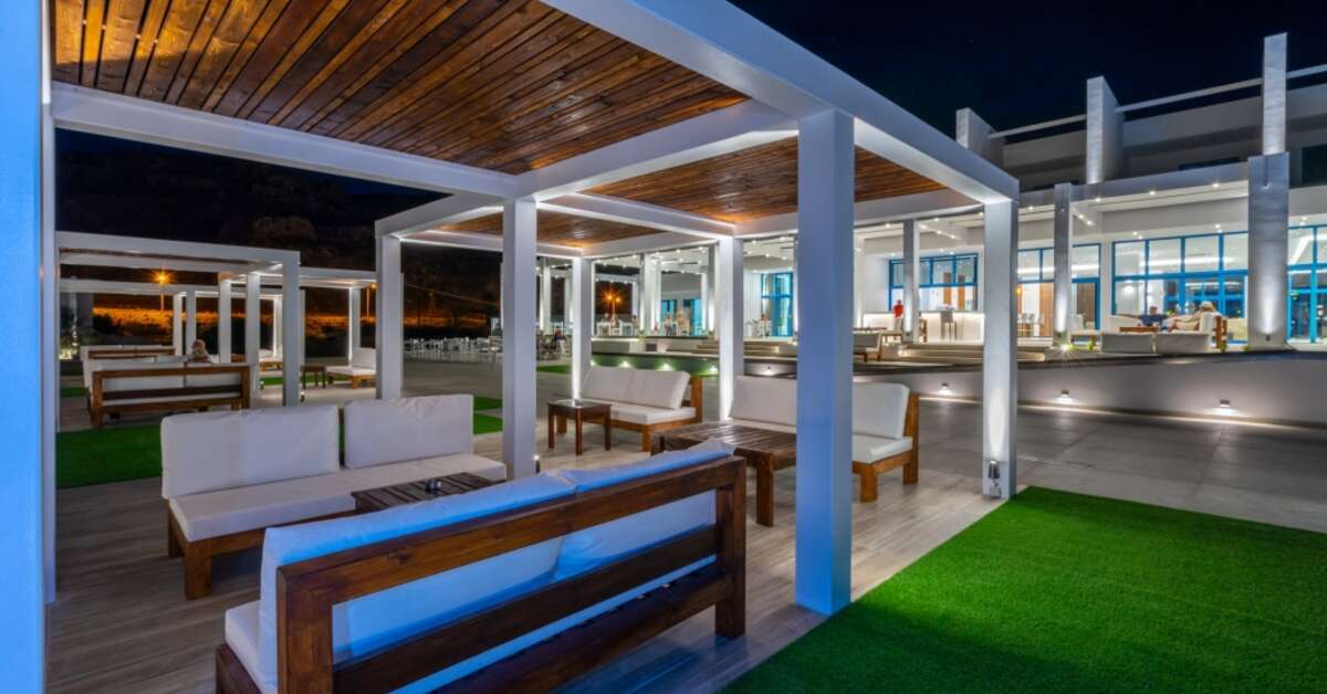 Een foto van het terras bij Kamari Plus Hotel