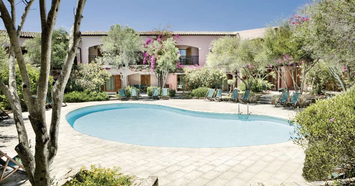 Een foto van het zwembad bij Resort Cala di Falco