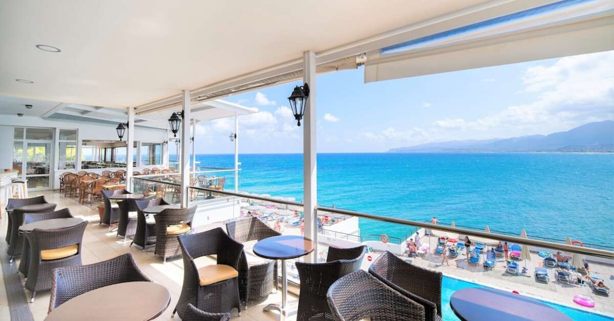 Een foto van het terras bij Horizon Beach Hotel