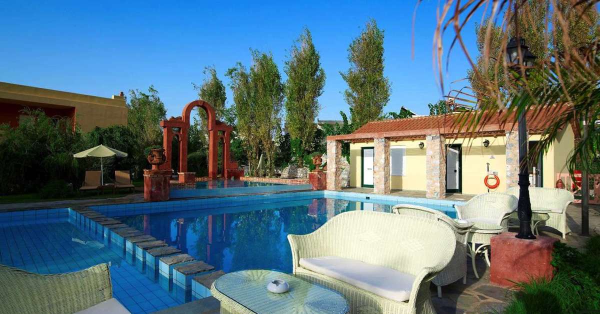 Ein Foto von der Terrasse im Orpheas Resort
