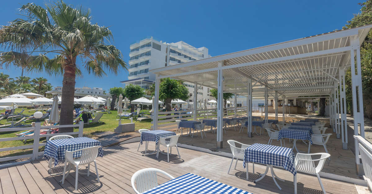 Ein Foto von der Terrasse im Iliada Beach Hotel