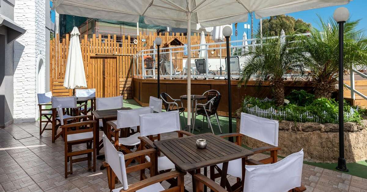 Een foto van het terras bij Marine Congo Hotel