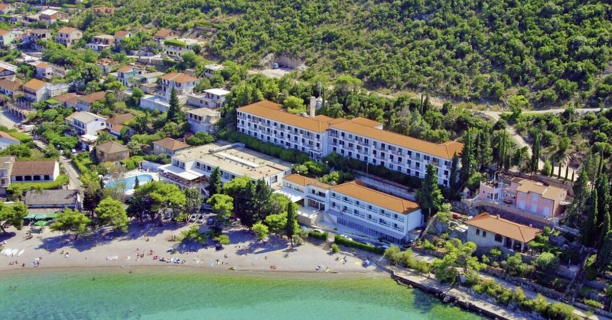 Een foto van de buitenkant van Hotel Faraon