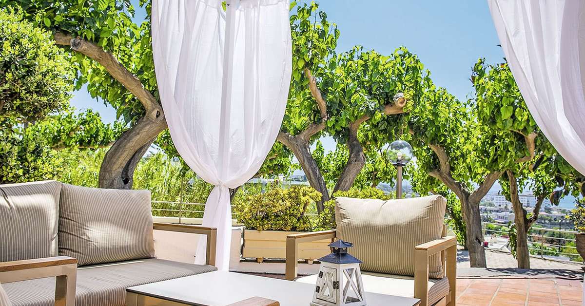 Ein Foto von der Terrasse im Scaleta Beach Hotel