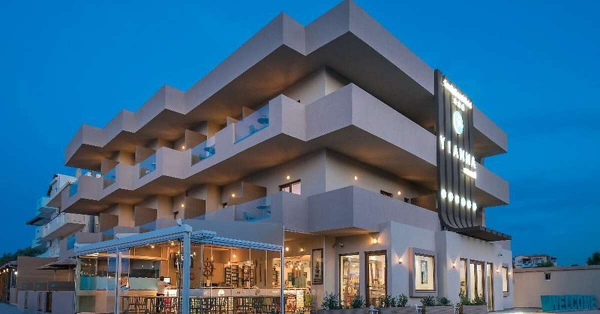 Een foto van de buitenkant van Yianna Caravel Beach Hotel