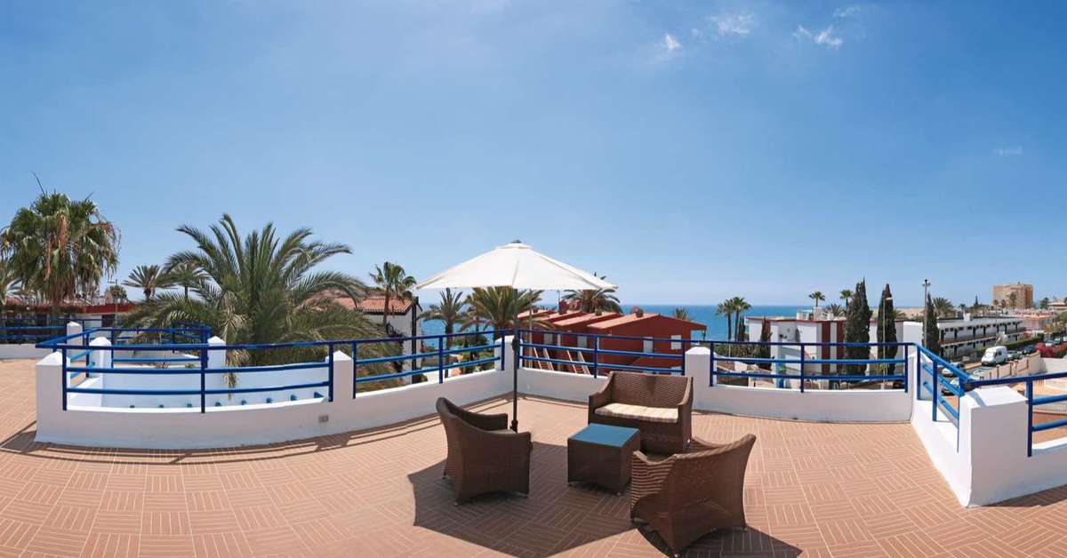 Een foto van het terras bij Los Caribes II