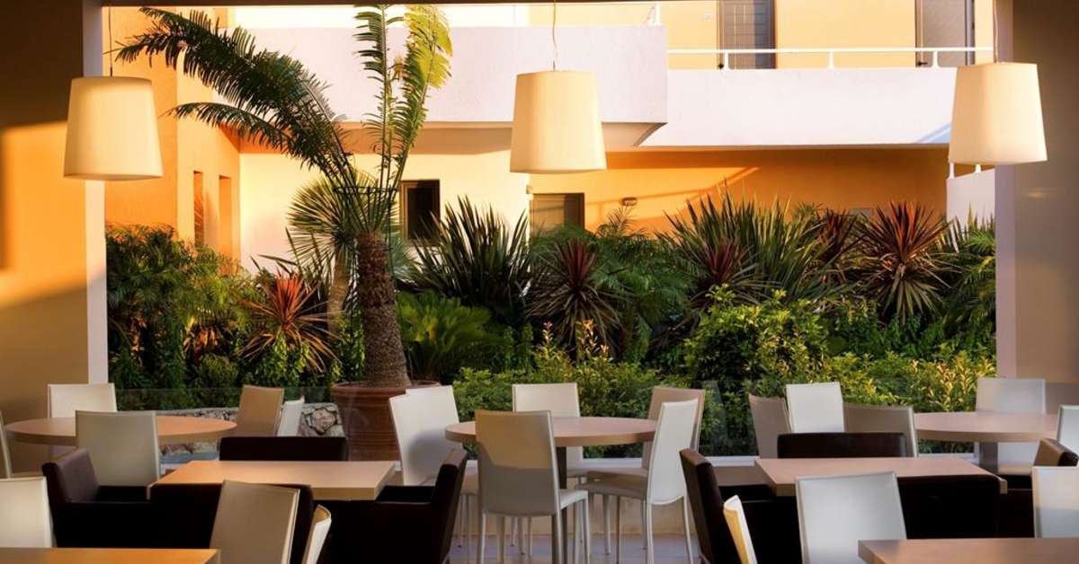 Een foto van het terras bij Mikri Poli Rhodes