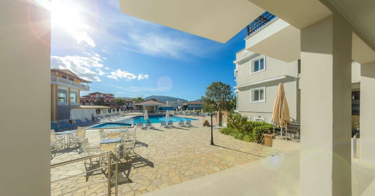 Een foto van het terras bij Karras Hotel