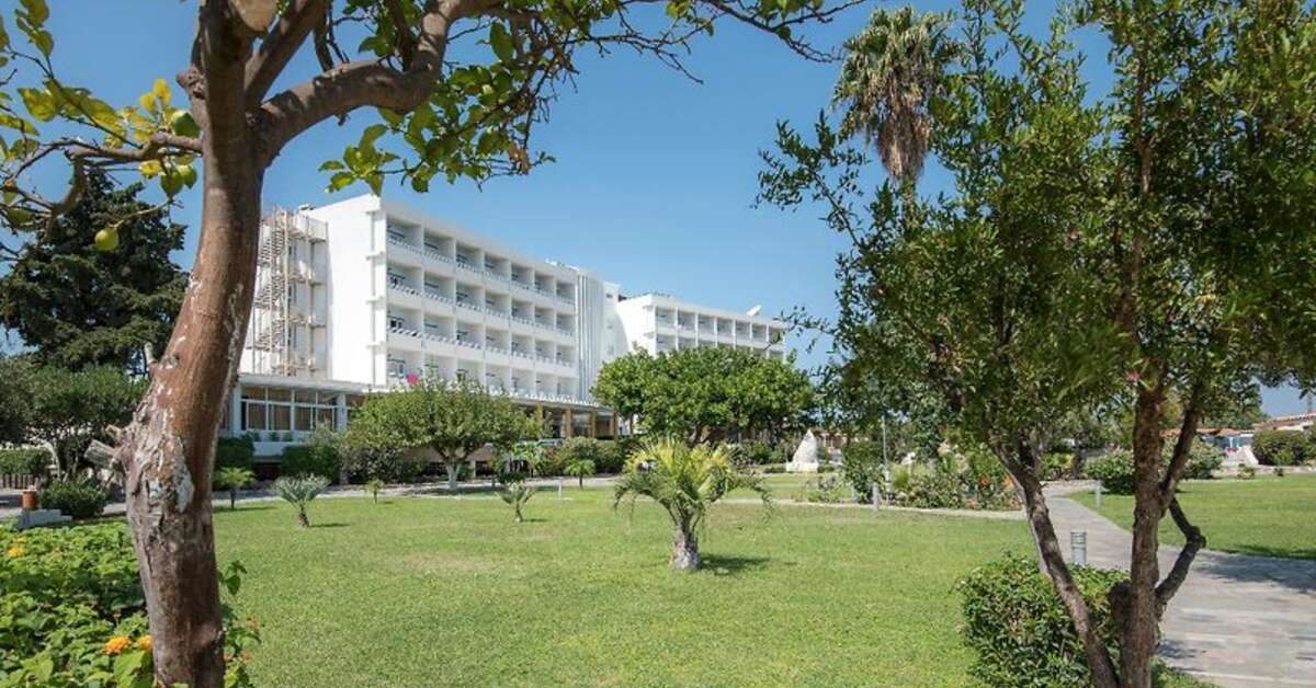 Een foto van de buitenkant van Atlantis Hotel