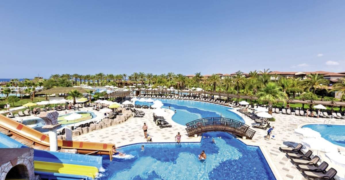 Een foto van het zwembad bij Club Calimera Serra Palace