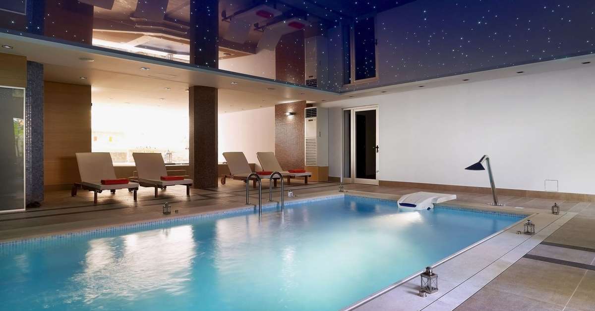 Een foto van het zwembad bij Macaris Suites & Spa