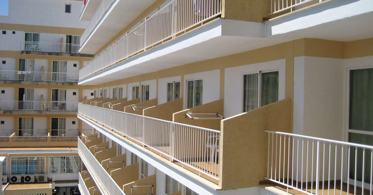 Een foto van de buitenkant van Hotel Riutort