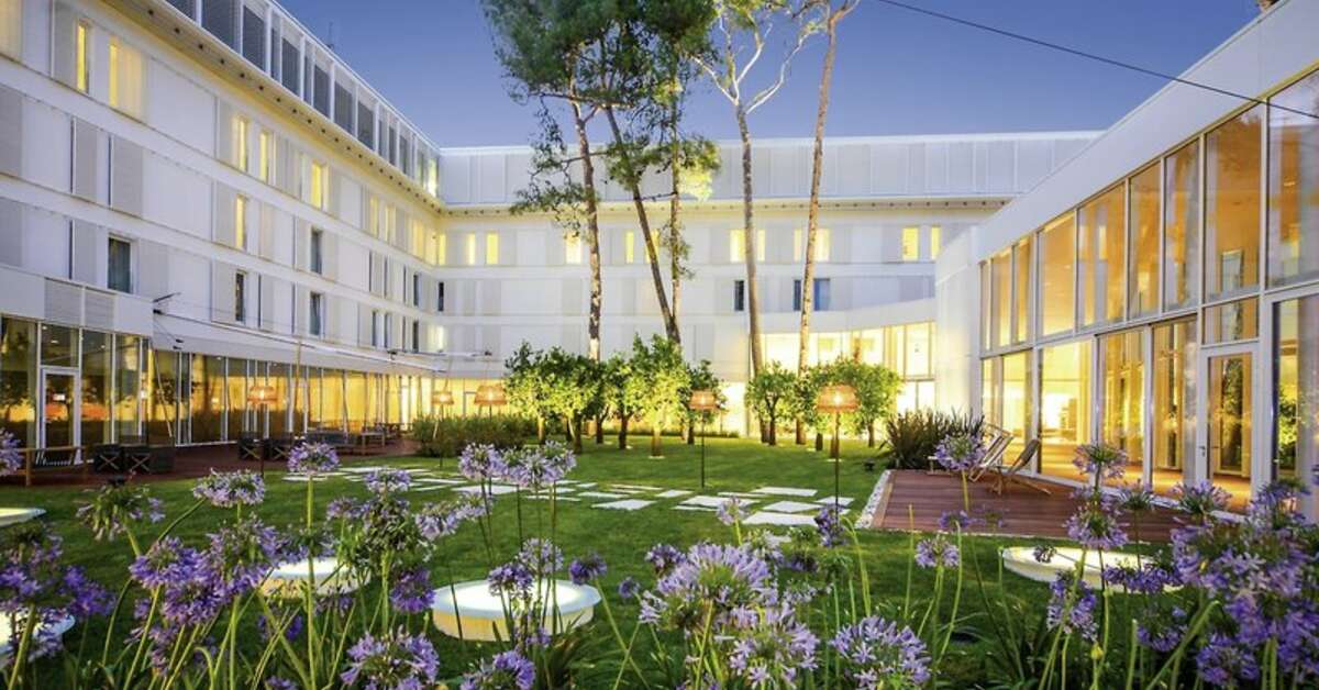 Een foto van de buitenkant van Hotel Bellevue