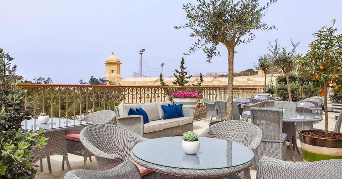 Een foto van het terras bij The Phoenicia Malta