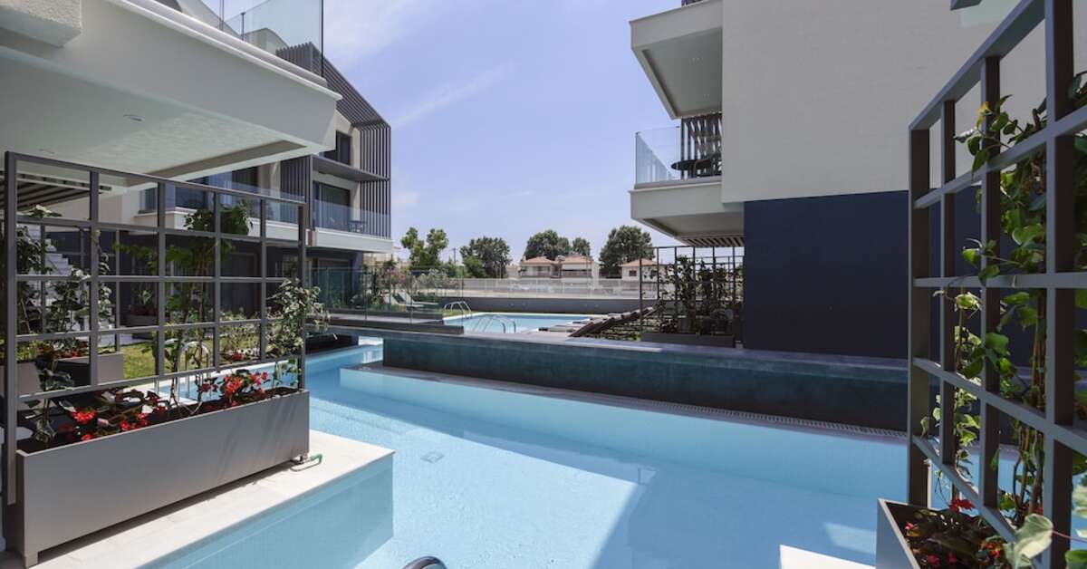 Een foto van het zwembad bij Serenity Suites