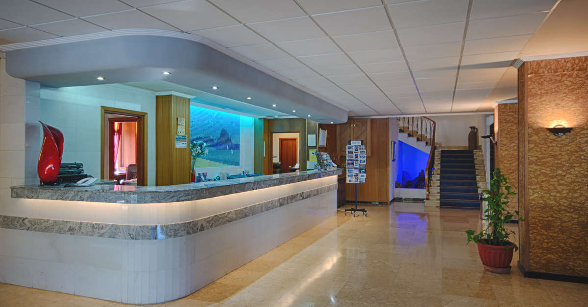 Een foto van het interieur van Hotel Abrat