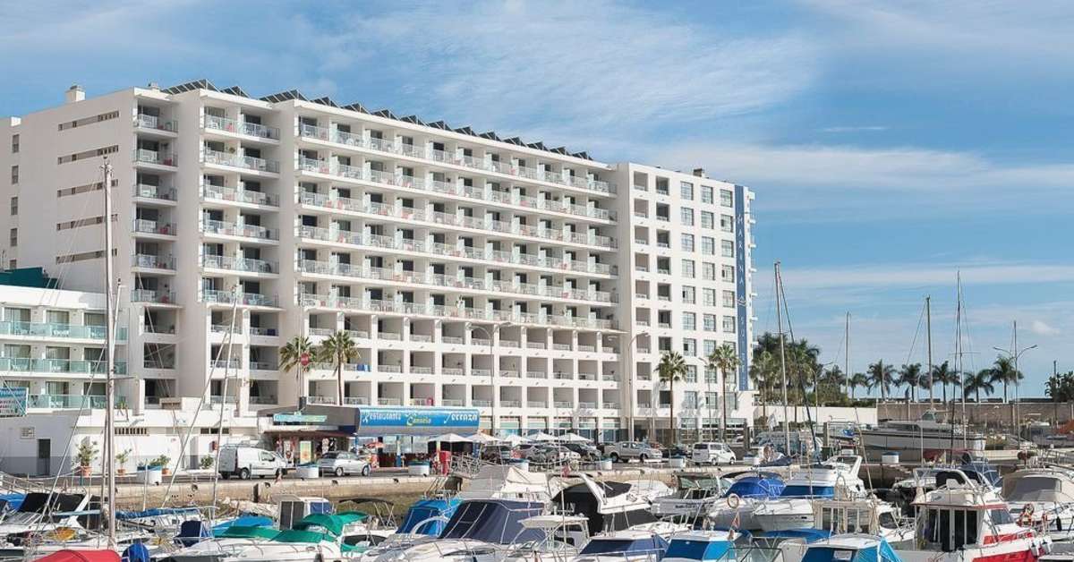 Een foto van de buitenkant van Hotel Marina Suites