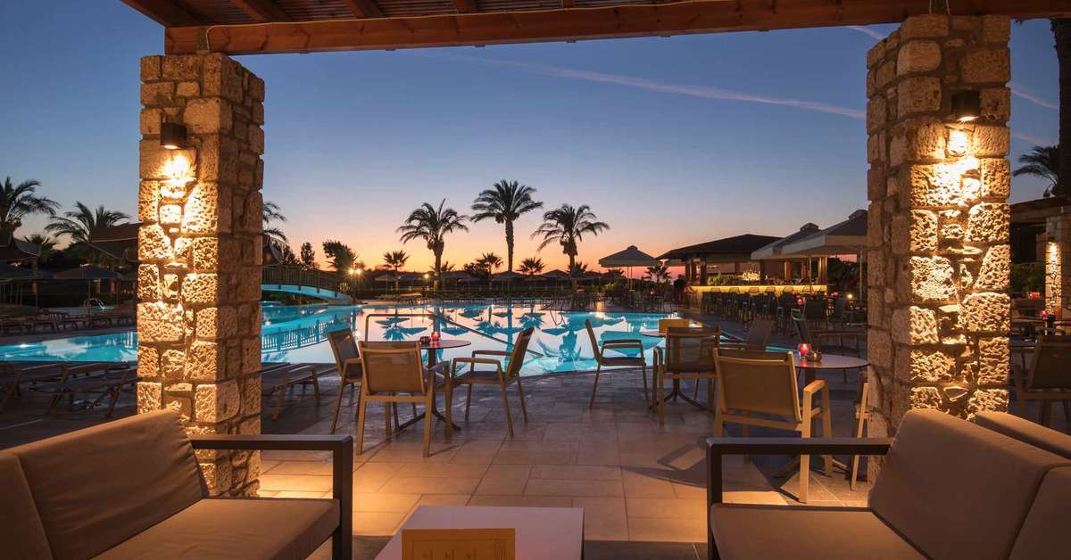 Een foto van het terras bij Horizon Beach Resort