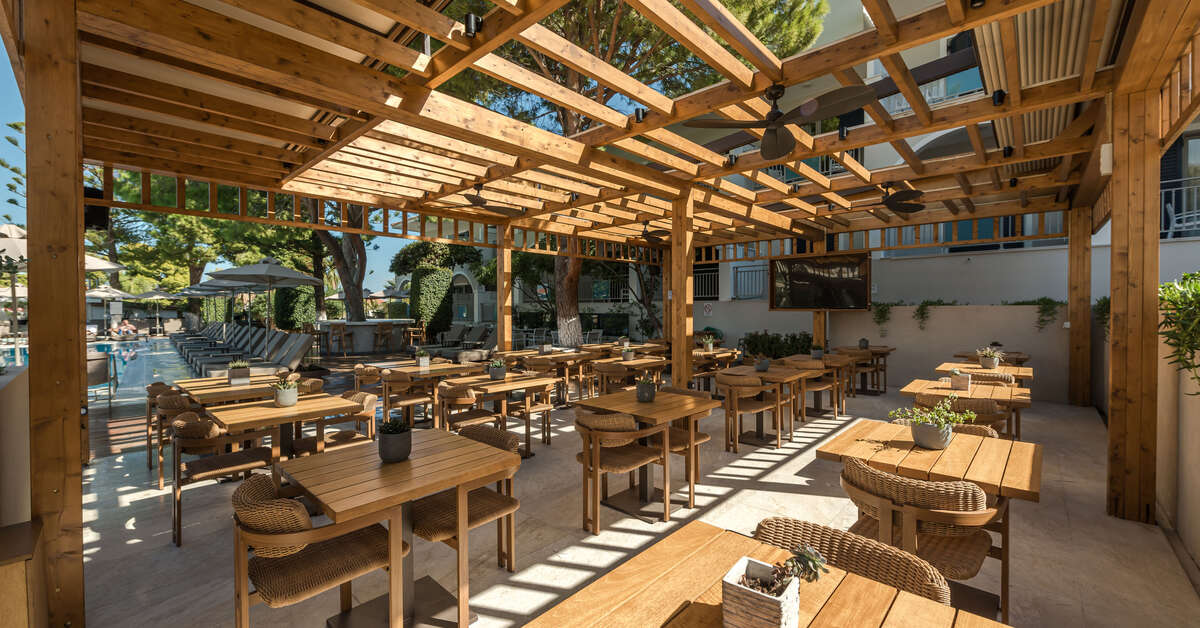 Een foto van het terras bij Contessa Hotel