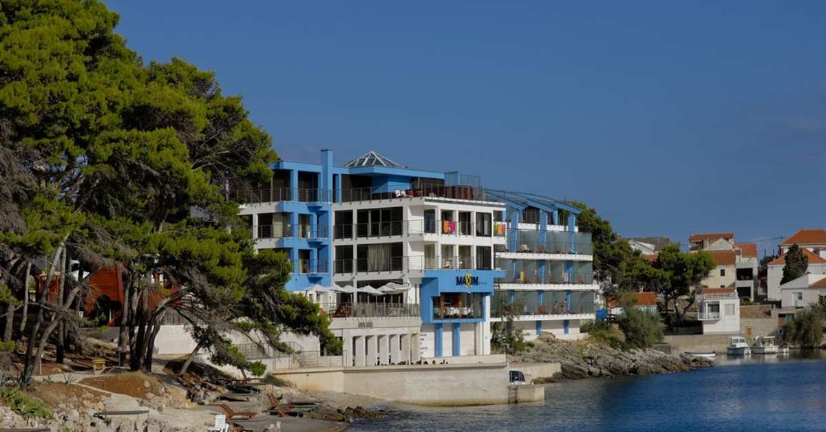 Een foto van de buitenkant van Hotel Maxim