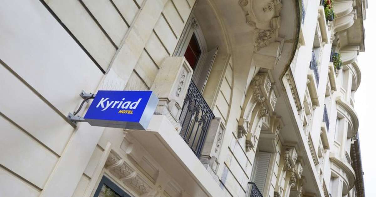 Een foto van de buitenkant van Hotel Kyriad Paris Montmartre