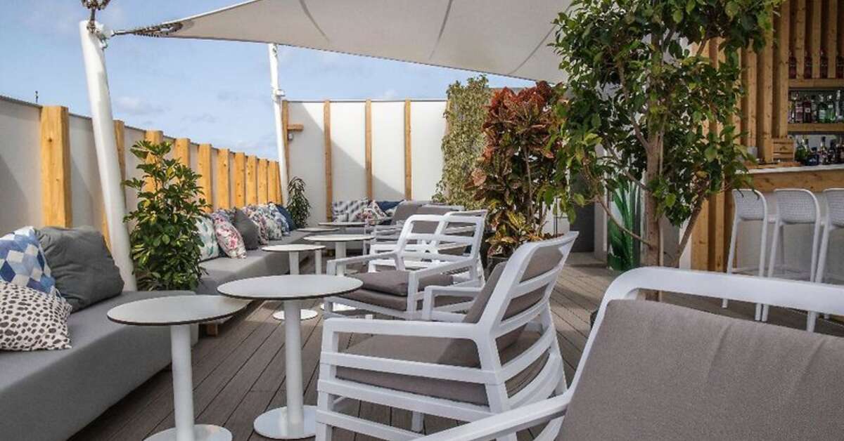 Een foto van het terras bij Hotel Aloe Canteras