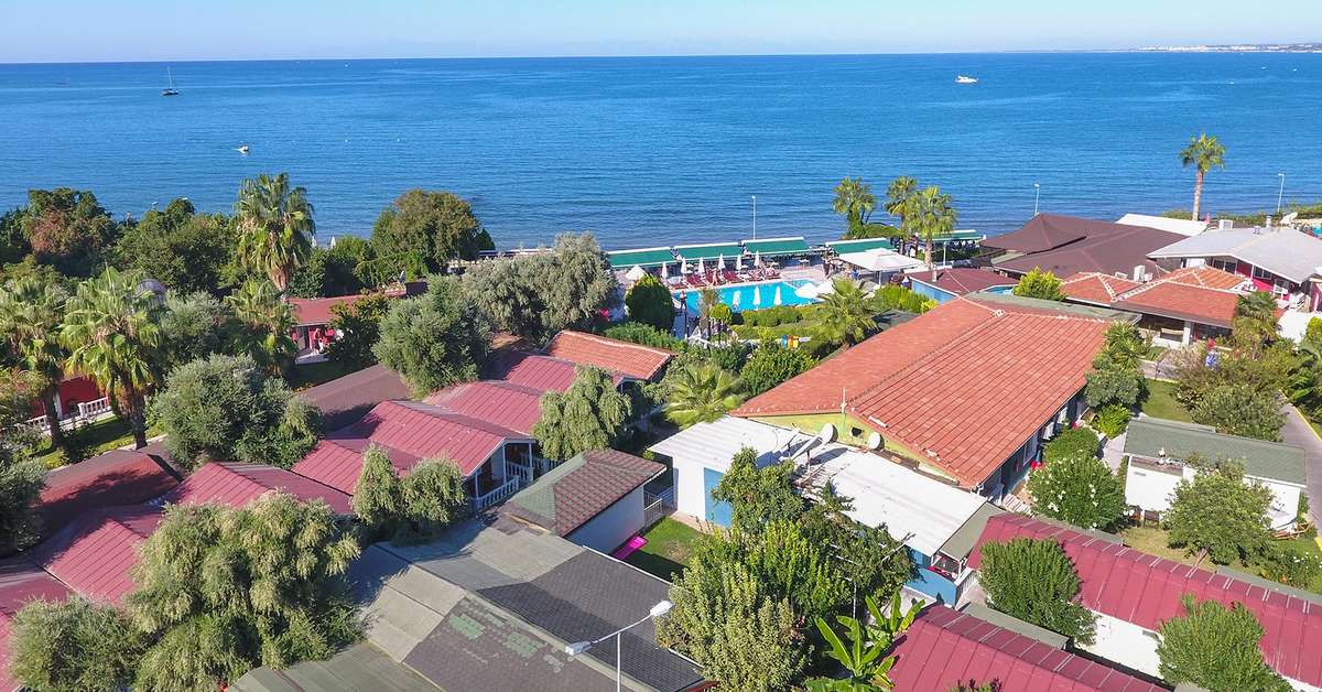 Een foto van de buitenkant van Altinkum Bungalows