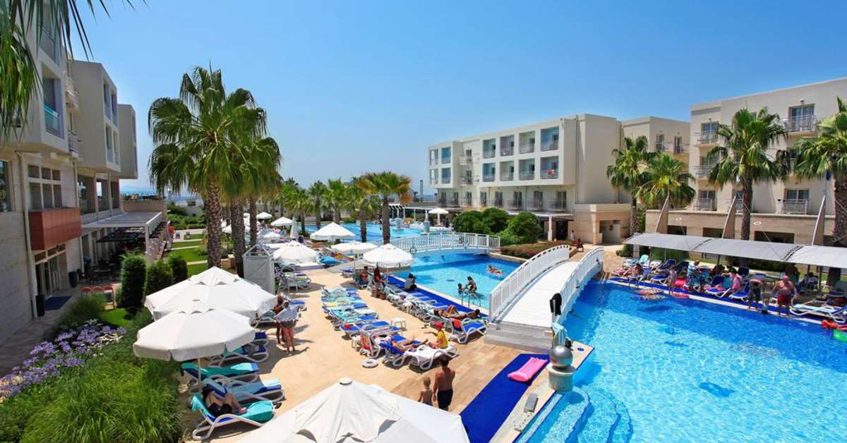Een foto van het zwembad bij La Blanche Resort & Spa