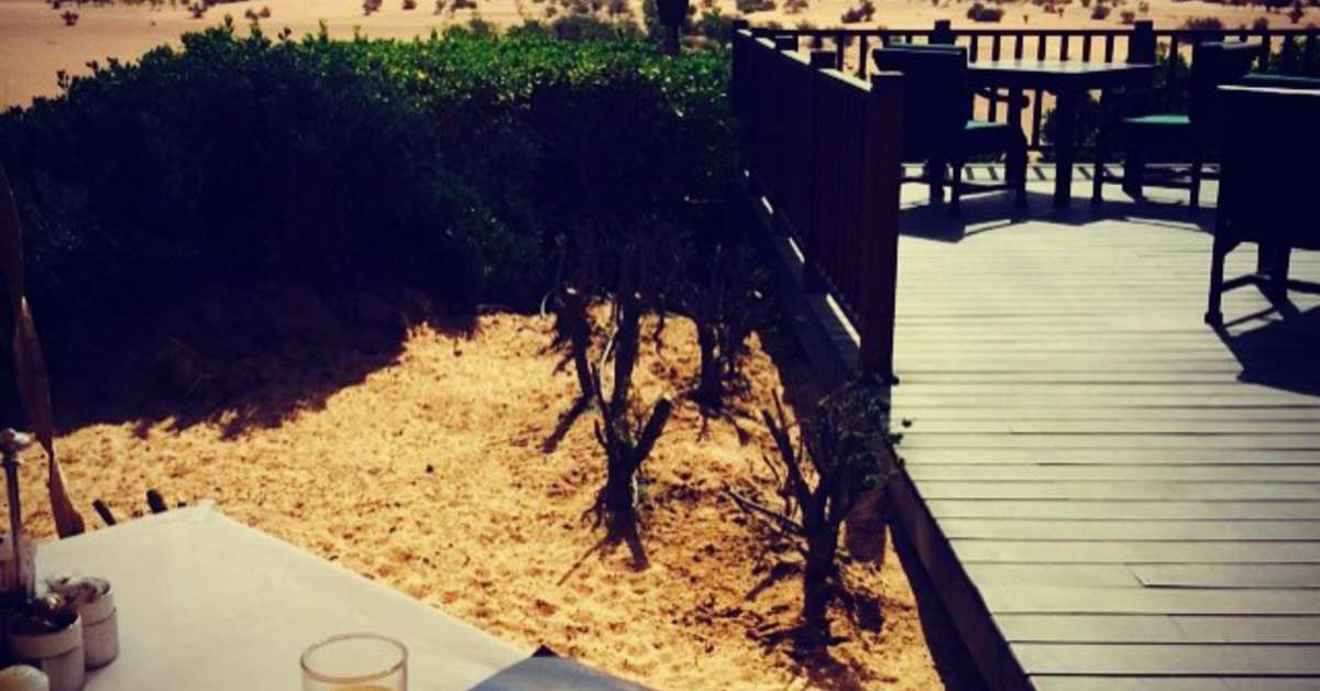 Een foto van het terras bij Al Maha Resort