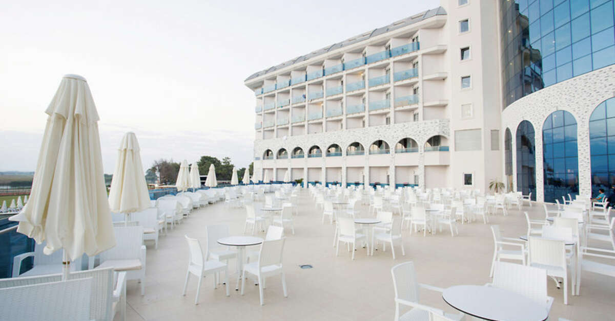 Een foto van het terras bij Water Side Resort & Spa