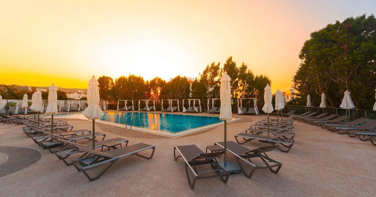 Een foto van het zwembad bij Leonardo Crystal Cove Hotel & Spa by the Sea