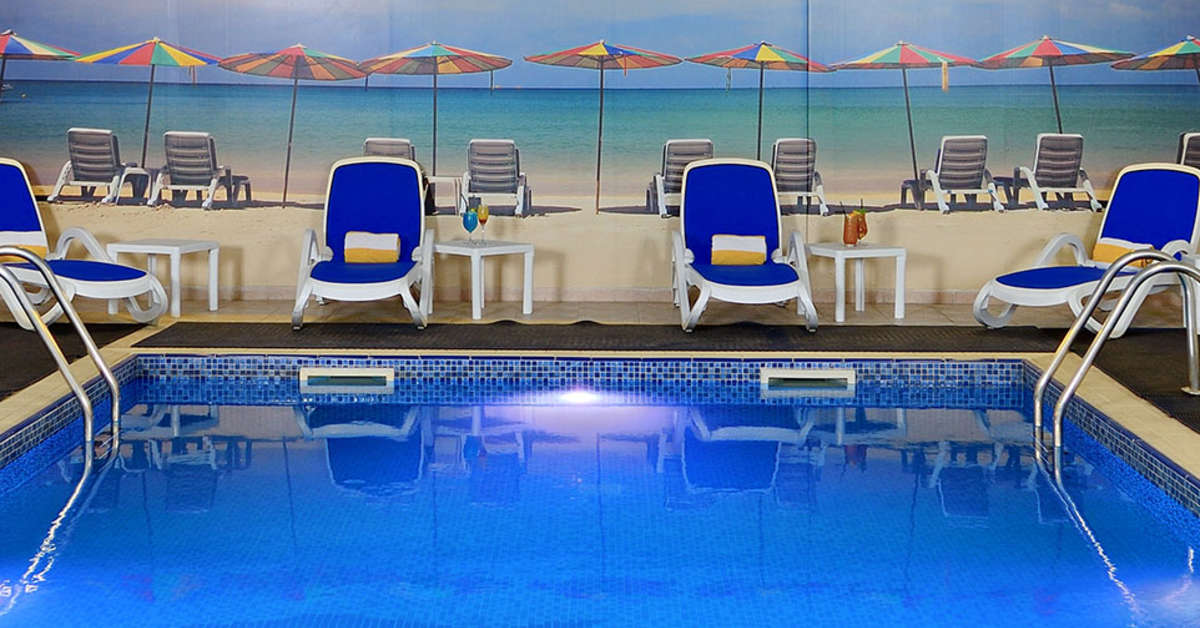 Een foto van het zwembad bij Golden Sands Hotel Sharjah