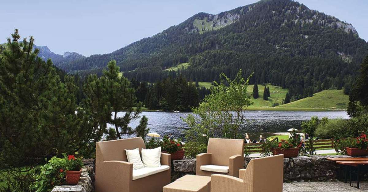 Ein Foto von der Terrasse im Arabella Alpenhotel am Spitzingsee