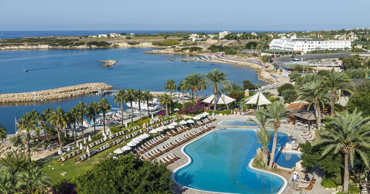Een foto van het zwembad bij Coral Beach Hotel & Resort