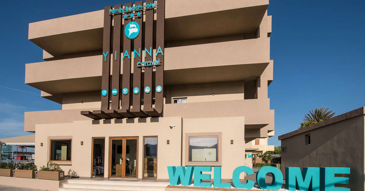 Een foto van de buitenkant van Yianna Caravel Beach Hotel